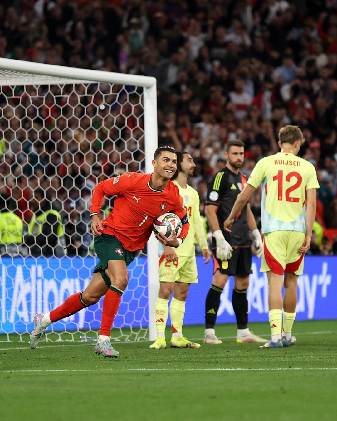 开云体育官方网站-足球之夜，欧洲球队将争夺胜利