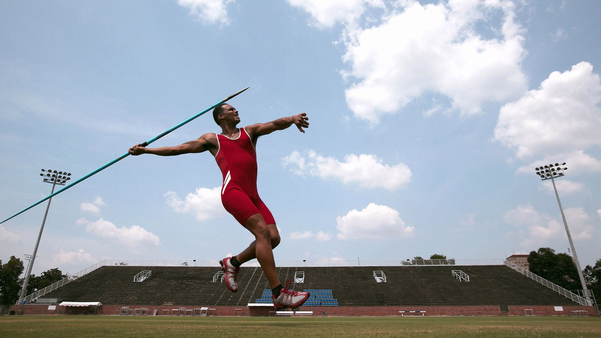 北欧风暴与永恒之城的对决,莱万单骑改写历史的夜晚